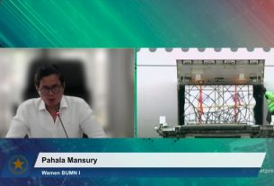 Hari ini, Jumat (30/07/2021) siang, Indonesia kembali kedatangan vaksin COVID-19 yaitu sebanyak 1,5 juta dosis Vaksin Sinopharm dalam bentuk jadi, melalui Bandar Udara Soekarno Hatta, Tangerang, Banten. Vaksin ini menambah pasokan untuk pelaksanaan program Vaksinasi Gotong Royong yang merupakan upaya bersama pemerintah dan badan usaha untuk menyediakan pilihan atau opsi tambahan bagi masyarakat untuk mendapatkan vaksin. “Indonesia kembali kedatangan vaksin COVID-19, yaitu sebesar 1,5 juta dosis atau setara dengan 750 ribu vial vaksin COVID-19 yang merupakan produksi dari Sinopharm. Jadi 1,5 juta dosis vaksin yang kita terima hari ini yang merupakan vaksin Sinopharm merupakan bagian dari Vaksin Gotong Royong,” ujar Wakil Menteri Badan Usaha Milik Negara I (Wamen BUMN I) Pahala Masyuri, dalam keterangan pers menyambut kedatangan vaksin, Jumat (30/07/202021). Pahala berharap vaksinasi Gotong Royong dapat menunjang pencapaian target vaksinasi harian yang telah ditetapkan oleh pemerintah. “Kita berharap bahwa dengan adanya tambahan ini target bisa melakukan vaksinasi sebanyak dua juta dosis per hari itu bisa kita capai sebagai bagian dari upaya Indonesia untuk bisa mencapai herd immunity,” ujarnya. Program Vaksinasi Gotong Royong, terang Pahala, didasari oleh semangat kolaborasi antara pemerintah dan sektor usaha. Komunikasi terus dilakukan dengan pihak-pihak terkait, termasuk Kamar Dagang dan Industri (Kadin) Indonesia untuk memastikan ketersediaan pasokan vaksin guna memenuhi kebutuhan Vaksinasi Gotong Royong yang difokuskan untuk para pekerja ini bisa tercukupi. Wamen BUMN I menambahkan, kedatangan Vaksin Sinopharm ditambah dengan vaksin-vaksin merek lain yang juga terus tiba di Tanah Air merupakan bukti komitmen untuk mengamankan vaksin COVID-19 untuk seluruh rakyat Indonesia. “Kehadiran Vaksin Sinopharm ini akan ditambah juga tentunya nanti dengan vaksin-vaksin merek lainnya yang telah tiba dan akan tiba nantinya merupakan bukti dari upaya Pemerintah Republik Indonesia untuk memastikan tersedianya vaksin di Indonesia secara aman,” tuturnya. Oleh karena itu, Pahala mengimbau masyarakat untuk berpartisipasi dalam program vaksinasi COVID-19. “Kami mengharapkan bahwa masyarakat Indonesia jangan ragu untuk bisa melaksanakan vaksinasi, karena vaksin dapat mengurangi risiko sakit berat apabila kita terpapar virus. Dan titik-titik yang memang kita bisa melaksanakan proses vaksinasi tersebut, makin lama makin diperluas,” ujarnya. Menutup keterangan persnya, Wamen BUMN I kembali mengimbau masyarakat untuk tetap disiplin dalam menerapkan protokol kesehatan. “Semoga dengan kehadiran vaksin Gotong Royong, khususnya dengan Vaksin Sinopharm ini kita bisa terus meningkatkan proses vaksinasi di Indonesia. Namun, selain vaksinasi kita juga tidak boleh melupakan disiplin protokol kesehatan dengan memastikan bahwa kita semua menjalankan [protokol kesehatan] 5M, menjaga kesehatan, dan mematuhi kebijakan yang telah ditetapkan oleh pemerintah,” tandasnya. Apresiasi Kadin Indonesia Sementara itu, Wakil Ketua Umum (Waketum) Kadin Indonesia Bidang Hubungan Internasional Shinta Kamdani mengapresiasi komitmen pemerintah dalam memenuhi kebutuhan vaksin bagi masyarakat, terutama para pelaku usaha dan kerja melalui Vaksinasi Gotong Royong. “Kita saat ini sedang berjuang menghadapi peperangan melawan pandemi. Kami di Kadin berkomitmen untuk membantu pemerintah dan masyarakat untuk menekan penularan virus COVID-19, salah satunya dengan meluncurkan program Kadin Indonesia Perang Melawan Pandemi, dengan program vaksinasi, suplai peralatan dan rumah oksigen, alat kesehatan, sembako, obat-obatan, dan yang lain-lain,” ungkap Shinta. Shinta pun mengajak seluruh komponen bangsa, swasta, BUMN, dan pelaku usaha lainnya untuk bergotong royong dan mengambil peran sesuai fungsinya masing-masing dalam upaya bersama dalam menghadapi pandemi ini. “Kami juga menegaskan dukungan Kadin terhadap langkah dan kebijakan pemerintah dalam penanganan COVID-19, termasuk PPKM, tidak akan pernah surut meski itu berkonsekuensi dengan banyaknya para pelaku usaha yang tidak dapat beroperasi secara optimal, karena sangat terbatasnya mobilitas, namun itu demi menekan segera laju penularan pandemi,” tegasnya. Shinta menilai kecepatan vaksinasi sangat diperlukan untuk kembali meningkatkan mobilitas tersebut. Untuk itu, pihaknya juga telah bekerja sama dengan Kadin daerah dan asosiasi pengusaha di daerah untuk mendirikan sentra-sentra vaksinasi di beberapa provinsi. “Vaksinasi Gotong Royong adalah upaya peran serta pelaku usaha dalam melindungi para pekerjanya, sehingga kegiatan ekonomi tetap berjalan dan tentunya mengikuti aturan pemerintah,” ujarnya. Menutup pernyataannya, Shinta menyampaikan bahwa Kadin mengimbau perusahaan-perusahaan yang memiliki kemampuan untuk tidak hanya membiayai vaksin bagi pekerja dan keluarga pekerja saja, tetapi juga dapat memfasilitasi masyarakat di lingkungan tempat bekerja melalui program Corporate Social Responsibility (CSR). “Ini semua adalah ikhtiar kita semua untuk membantu dalam penanganan pandemi ini. Kami yakin dengan perjuangan kita bersama, kita bisa bangkit dan melewati krisis kesehatan menuju pemulihan ekonomi,” pungkas Shinta. (TGH/UN)