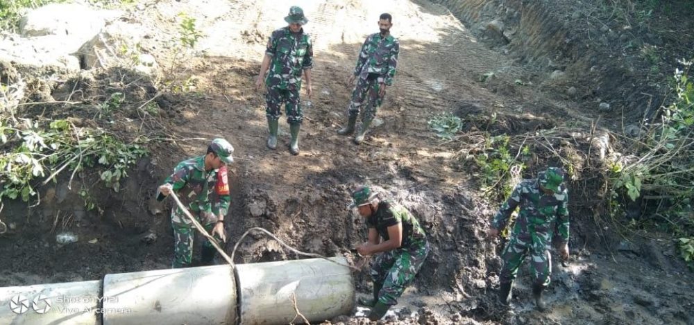 Sedang Dikerjakan, Pemasangan Gorong-gorong Badan Jalan Oleh Satgas TMMD ke111 Kodim 1407/Bone