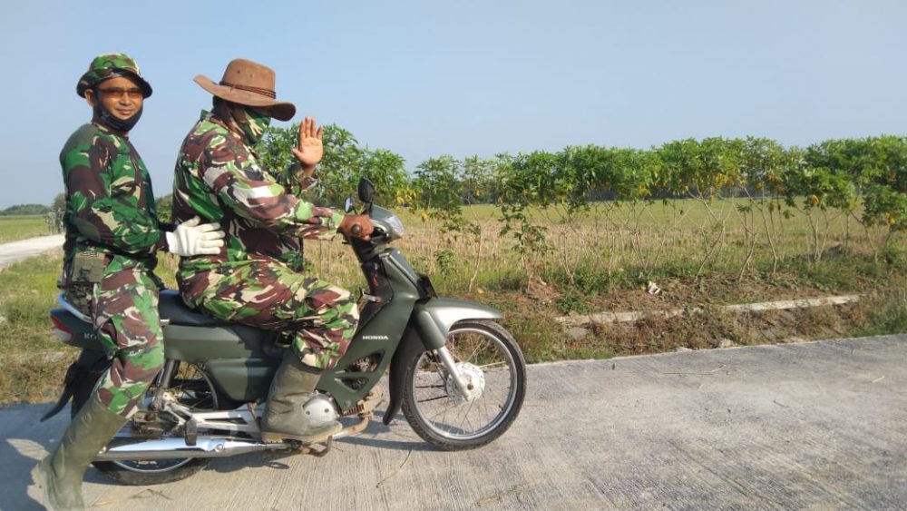 Senyum Sapa Hangat Satgas TMMD Ke Warga Desa Tamansari