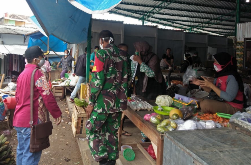 Sertu Edi Asluri Ingatkan Pengunjung Pasar Patuhi Prokes