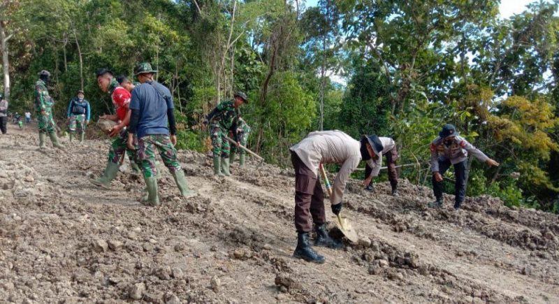 Sinerginitas TNI dan Polri Dalam Mewujudkan Pembangunan di Kawasan Terisolir
