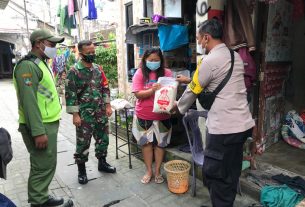 Sinergitas Babinsa dan Bhabinkamtibmas Distribusi Sembako di Wilayah