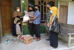 Sulasmi Warga Tamansari Menerima Bantuan Paket Sembako