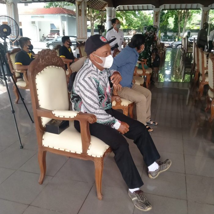 Suwadi Warga Desa Tamansari Sebagai Perwakilan Penerima Bantuan