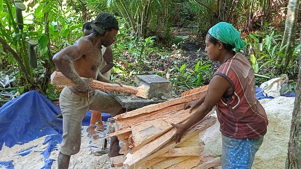 TMMD Kodim Sarmi: Babinsa Pantai Timur Bantu Warga Giling Sagu