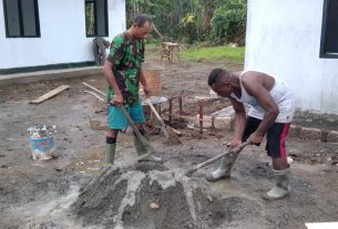 TMMD Kodim Sarmi: Gotong Royong Hasilkan Adonan Pasir dan Semen Merata