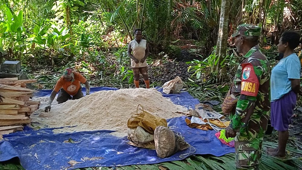 TMMD Kodim Sarmi: Upaya Babinsa Dekat dengan Warga Kampung Dorba