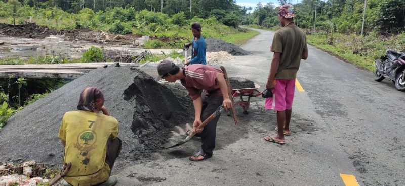TMMD: Semangat Merah Putih Warga Kampung Dorba dalam Kegiatan Pembangunan