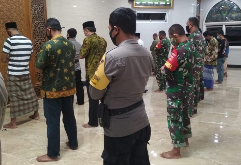 Malam Jum'at, TNI Satgas TMMD Sholat Isya' Berjamaah Bersama Warga