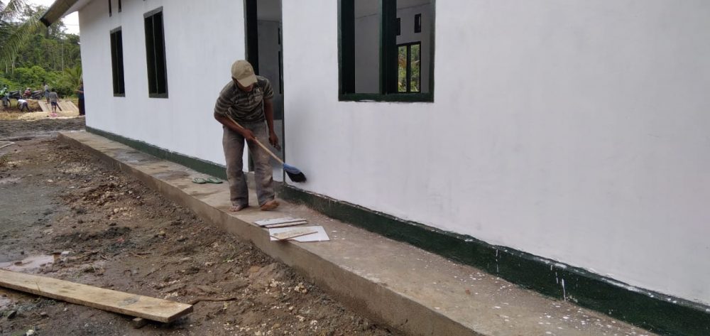 TMMD: Warga Kampung Dorba Bersihkan Tumpukan Sampah