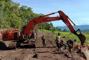 TNI-Polri Bersama Warga Desa Baringneg, Kompak Ratakan Permukaan Tanah di Lokasi TMMD.