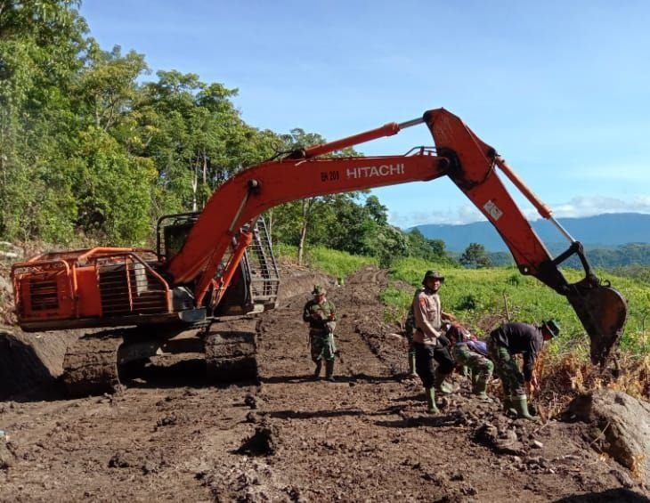 TNI-Polri Bersama Warga Desa Baringneg, Kompak Ratakan Permukaan Tanah di Lokasi TMMD.