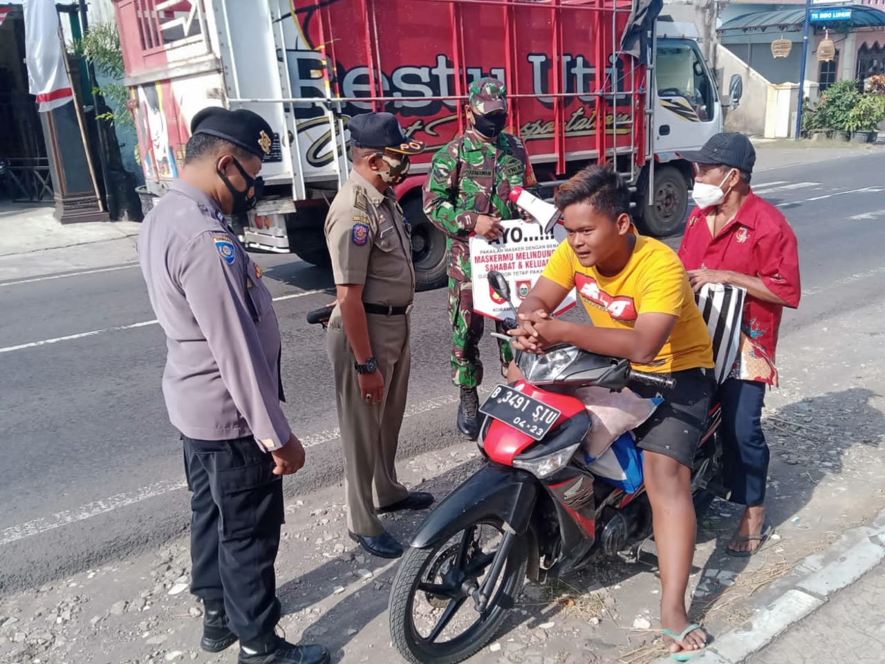 Tak Pakai Masker Warga Dapat Teguran Petugas