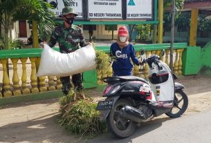 Tanpa Diminta Serda Sukarji Sigap Membantu Emak Darsih