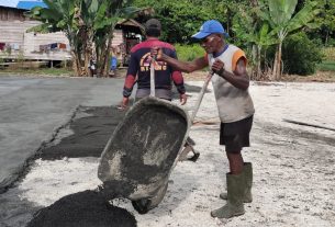 Tanpa Komando, Warga Kampung Dorba Sigap Bantu Satgas TMMD Selesaikan Tugasnya