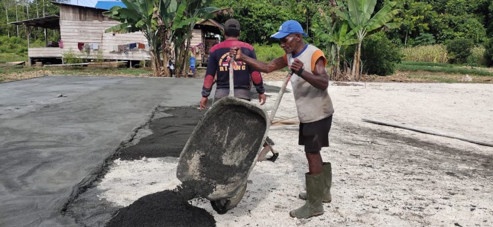 Tanpa Komando, Warga Kampung Dorba Sigap Bantu Satgas TMMD Selesaikan Tugasnya