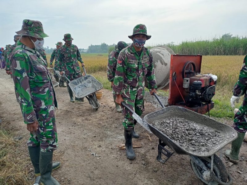 Terima Kasih Gerobak Artco, Denganmu Anggota Satgas TMMD Sangat Terbantu