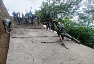 Tetap Semangat Satgas Reg 111 Bersama Warga Demi Selesainya Jalan TMMD