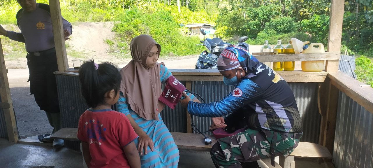 Tim Kesehatan Yang Tergabung Dalam Satgas TMMD Tensi Warga