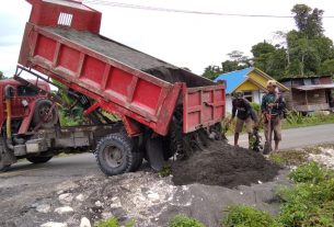 Truk Muatan Material Hiasai Kampung Dorba