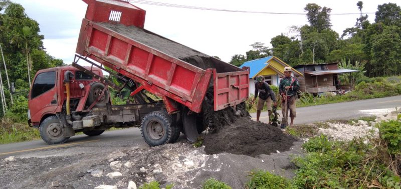 Truk Muatan Material Hiasai Kampung Dorba