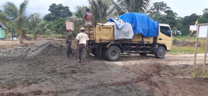 Truk Muatan Tehel Tiba di Lokasi Pembangunan TMMD