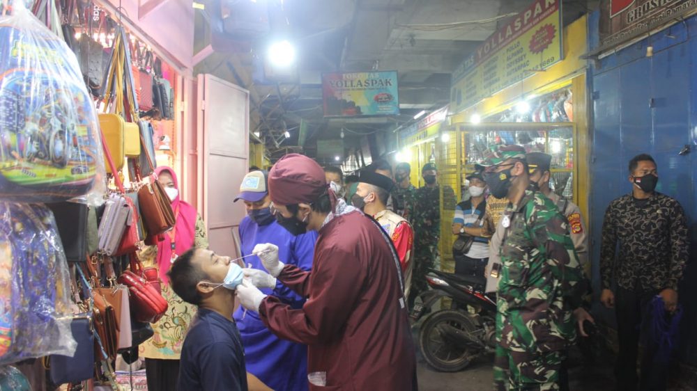 Turun Lapangan Walikota didampingi Dandim 0410/KBL Test Swab Pedagang