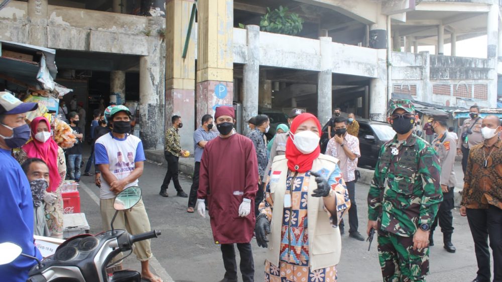 Turun Lapangan Walikota didampingi Dandim 0410/KBL Test Swab Pedagang