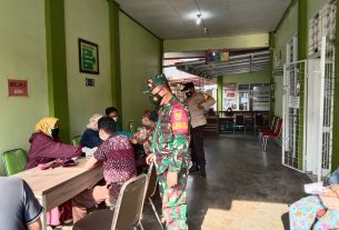 Vaksinasi Terus Berjalan Babinsa Kodim 0410/KBL Lakukan Monitoring