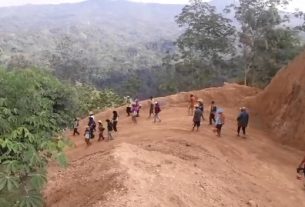 Warga Juga Antusias Bantu Tentara Saat Rehab RTLH