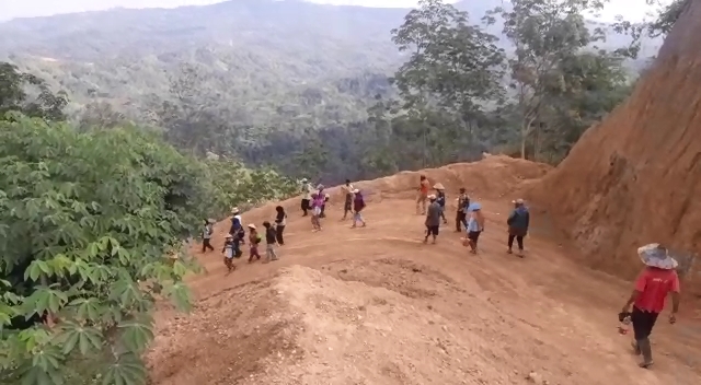 Warga Juga Antusias Bantu Tentara Saat Rehab RTLH