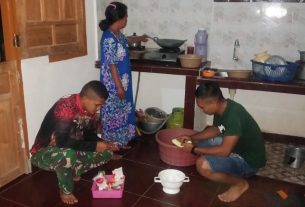 Waktu Istrahat Satgas TMMD Ke-111 Bantu Warga Masak