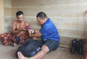 Timkes Satgas TMMD Ke 111 Kodim 1407/Bone Datangi Rumah Warga Berikan Pelayanan Kesehatan