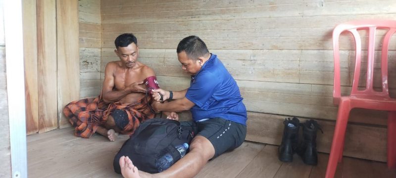 Timkes Satgas TMMD Ke 111 Kodim 1407/Bone Datangi Rumah Warga Berikan Pelayanan Kesehatan