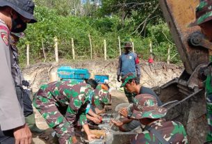 Tim Satgas TMMD Ke 111 Ikut Membantu Memperbaiki Dan Memasang Alat Excavator