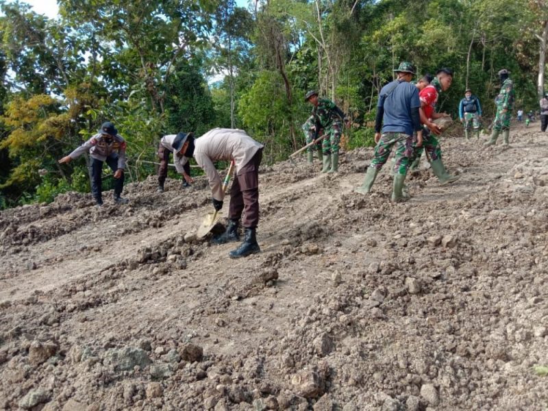 Dalam Melaksanakan Tugas Satgas TMMD ke 111 Kodim 1407/ Bone, Kekompakan Terjalin Antara TNI POLRI dan Warga