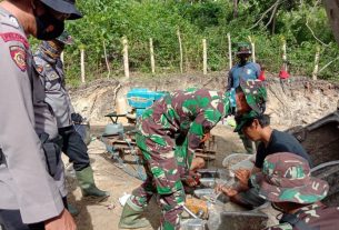 Personil TMMD Ke 111 Kodim 1407/Bone ,Turun Tangan Bantu Perbaiki Alat Berat