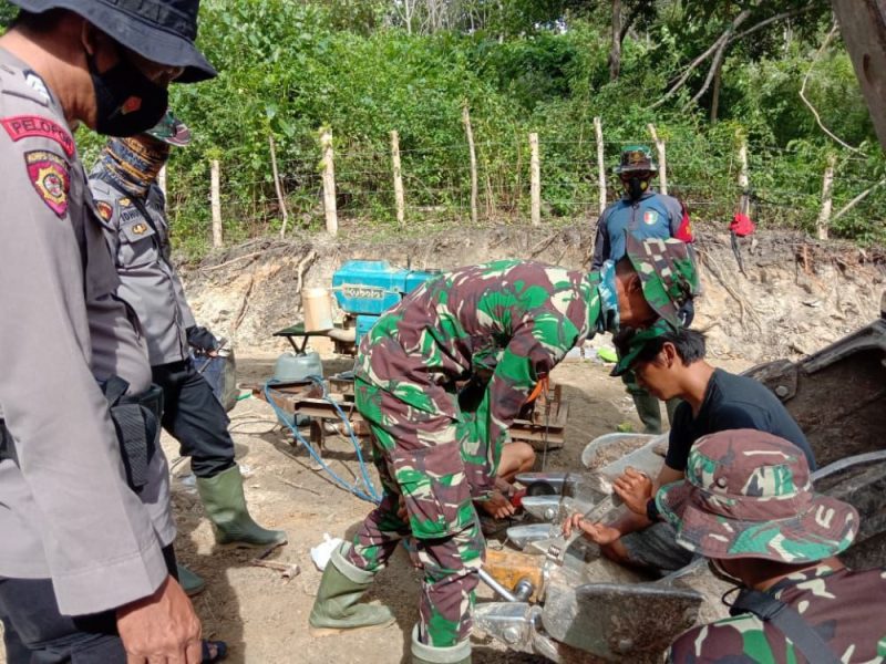 Personil TMMD Ke 111 Kodim 1407/Bone ,Turun Tangan Bantu Perbaiki Alat Berat
