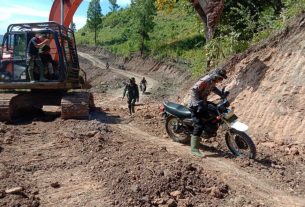 Alat Berat Siap Beraksi di Lokasi TMMD, ke 111 Warga Antusias Bantu TNI