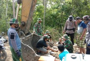 Mekanik Alat Berat Bantu Anggota Satgas TMMD Ke 111 Kodim 1407/Bone Perbaiki Excavator