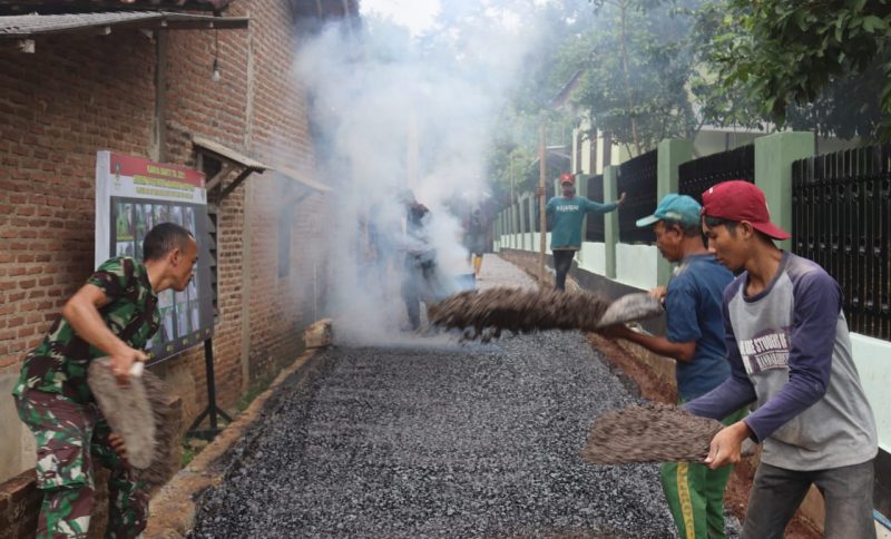 Kodim 0410/KBL melakukan pengaspalan jalan