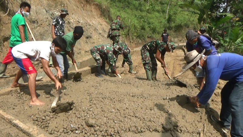 Syahdunya Kerja TMMD Kebutuhjurang di Puncak Gunung