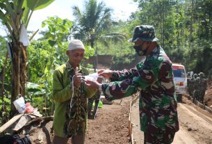 Satgas TMMD Reg 111 Bagikan Masker Kepada Masyarakat