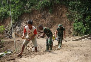 Tahan Banting, Demi Rampungkan Jalan TMMD