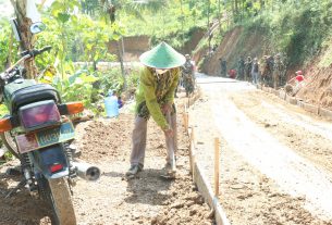 Kesetiaan Mbah Ali, di Pengecoran Jalan TMMD Reg 111