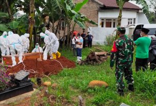 Peltu Joko Pandoyo Bersama Bhabinkamtibmas Memonitor Kegiatan Pemakaman