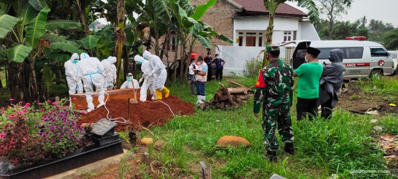 Peltu Joko Pandoyo Bersama Bhabinkamtibmas Memonitor Kegiatan Pemakaman