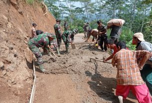 TNI dan Warga Terus Kebut Ngecor Jalan