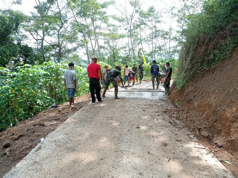 Manfaatkan Sisa Tenaga Untuk Bangun Jalan TMMD Reg 111