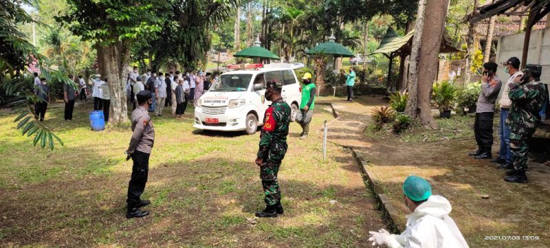 Pelda Sugiarto bersama Bhabinkamtibmas Kelurahan Sukadana memonitor kegiatan pemakaman